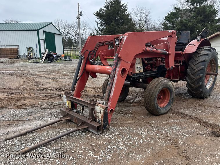 1967 International 806 tractor - EV2835