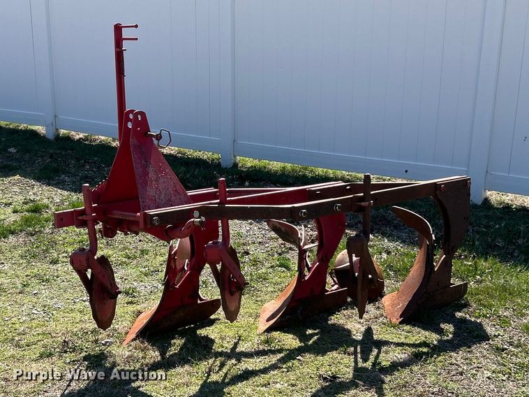 Ford three bottom plow - FC5164