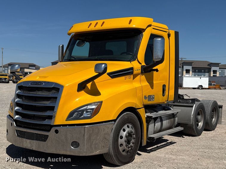 2021 Freightliner Cascadia 126 semi truck - DR1036