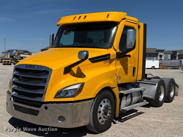 2022 Freightliner Cascadia 126 semi truck - DR1037