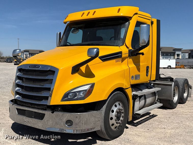 2022 Freightliner Cascadia 126 semi truck - DR1038