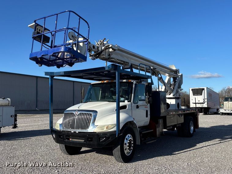 2004 International 4300 bucket truck - DT0093