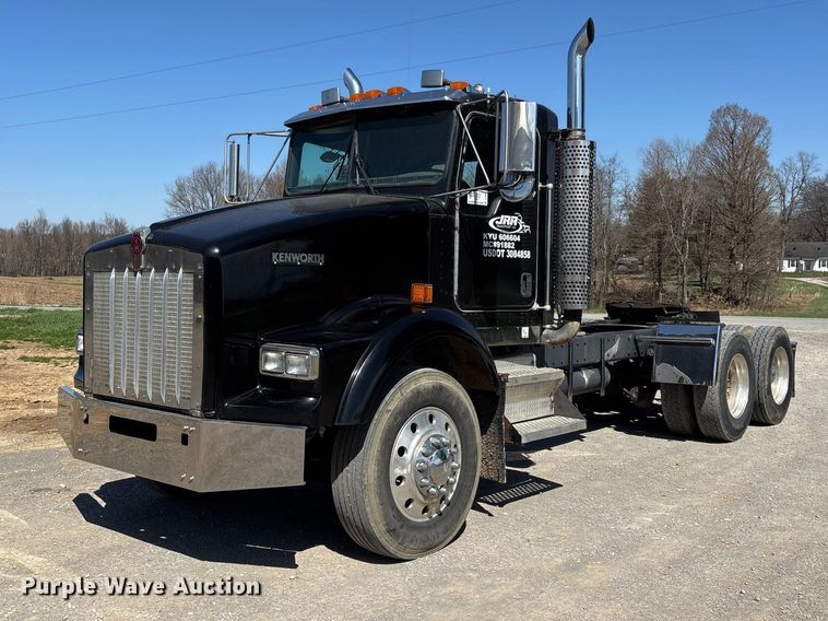 2004 Kenworth T800 semi truck - DT0095