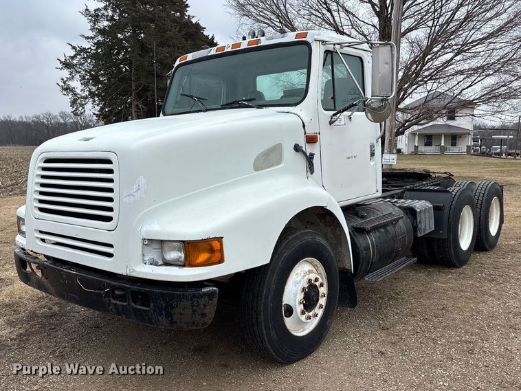 1996 International F8200 semi truck - EA4505