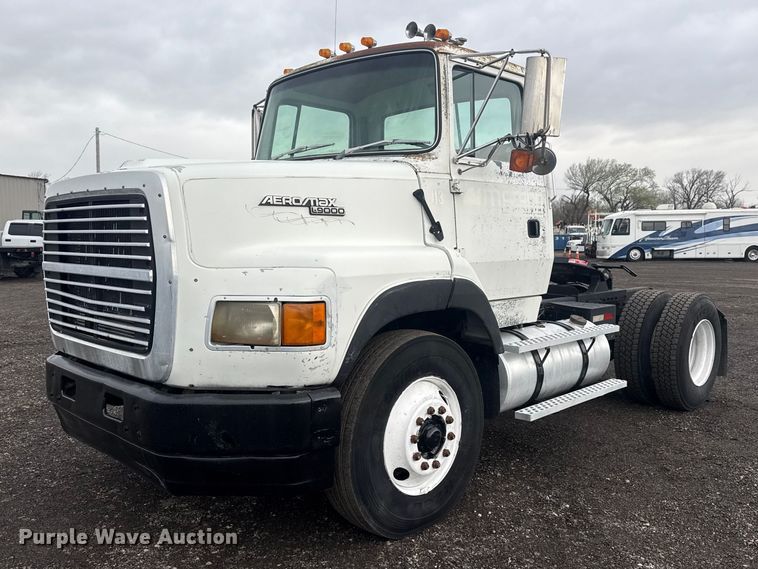 1993 Ford LA9000 semi truck - EG8846