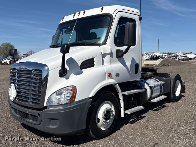 2016 Freightliner Cascadia semi truck - EG8864
