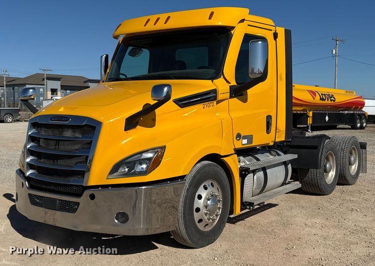 2021 Freightliner Cascadia 126 semi truck - ES5784