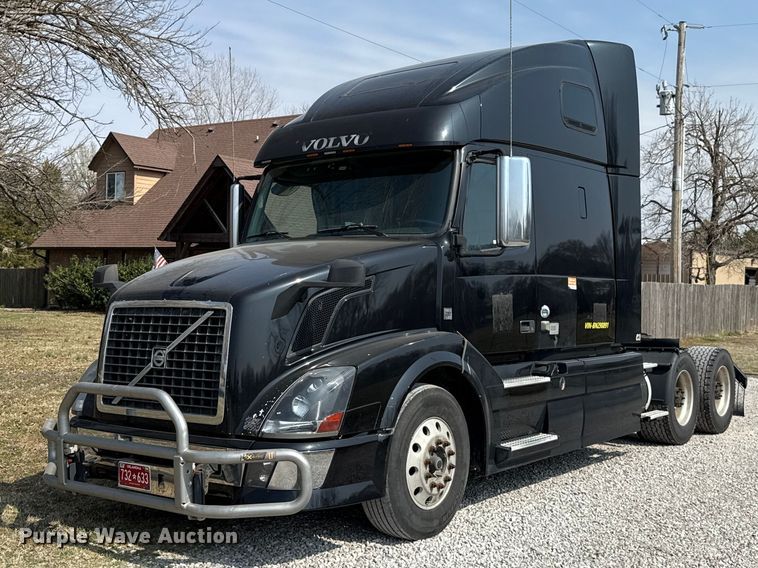2011 Volvo VN semi truck - ES5923