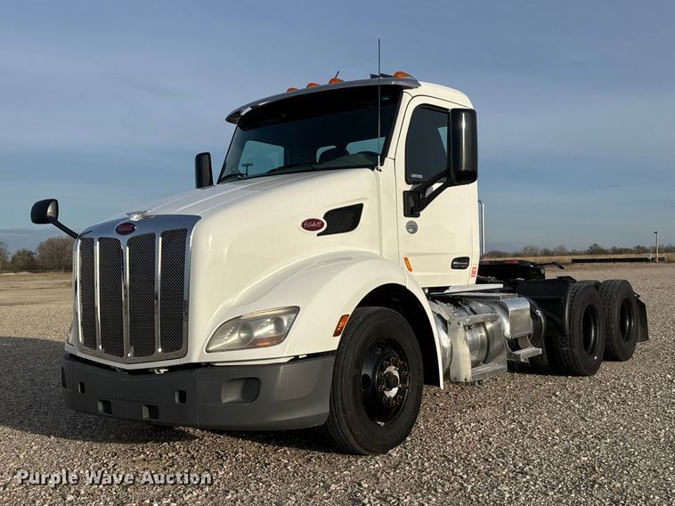 2020 Peterbilt 579 semi truck - ET1714