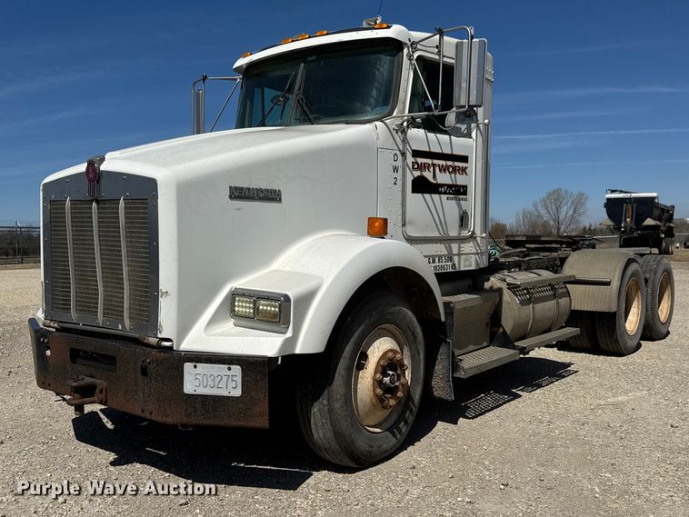 2001 Kenworth T800 semi truck - ET1740