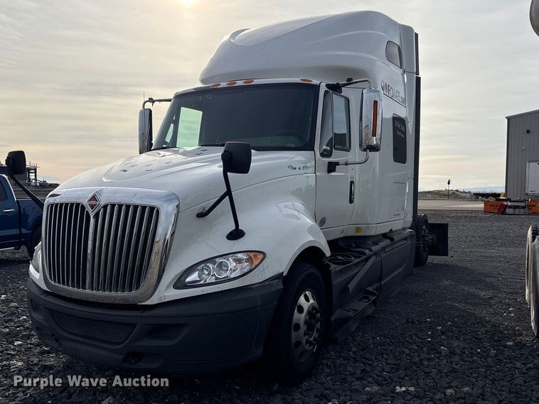 2018 International LF687 semi truck - EU8598