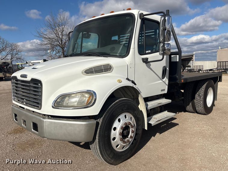 2004 Freightliner M2 flatbed truck - EV2839