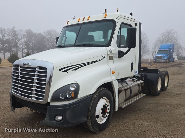 2016 Freightliner Cascadia semi truck - EV5554