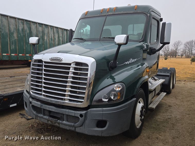 2016 Freightliner Cascadia semi truck - EV5560