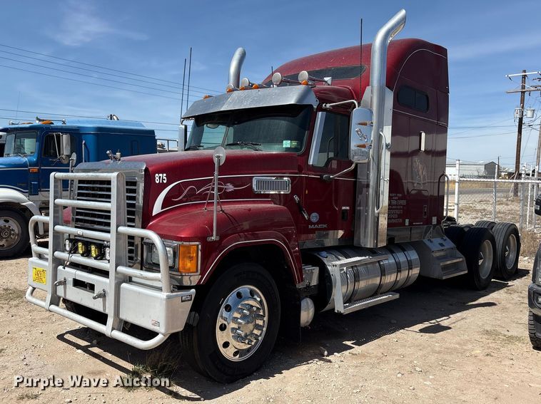 2011 Mack CHU613 semi truck - FC2106