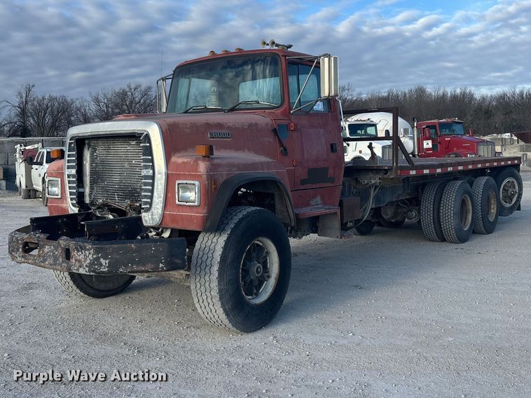 1997 Ford L8000 flatbed truck - FG0166