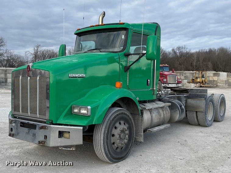 2012 Kenworth T800 semi truck - FG0167