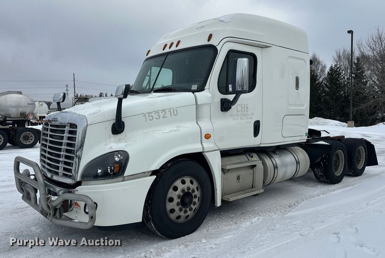 2015 Freightliner Cascadia semi truck - FK1558