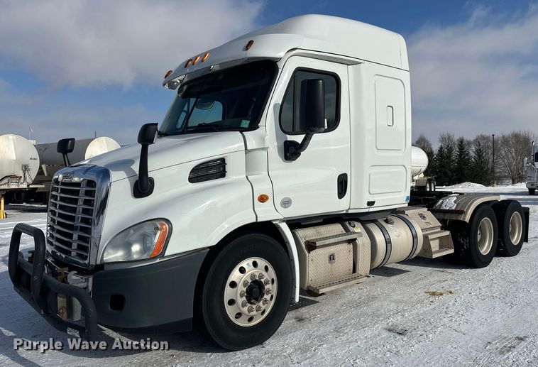 2014 Freightliner Cascadia semi truck - FK1562