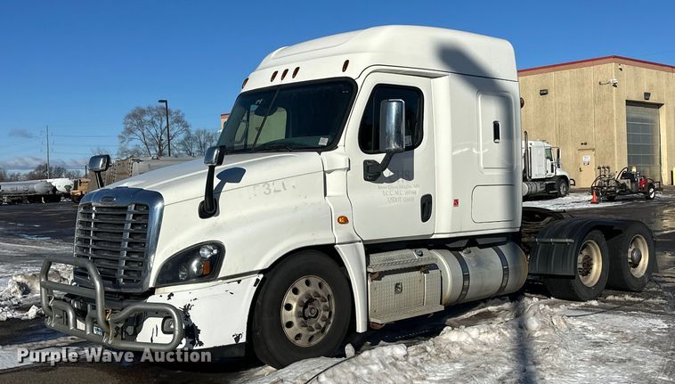 2015 Freightliner Cascadia  semi truck - FK1573