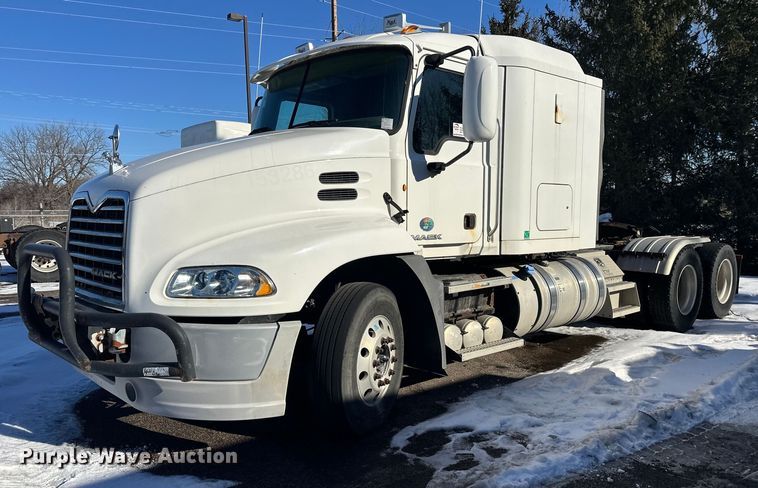 2015 Mack CXU613 semi truck - FK1577
