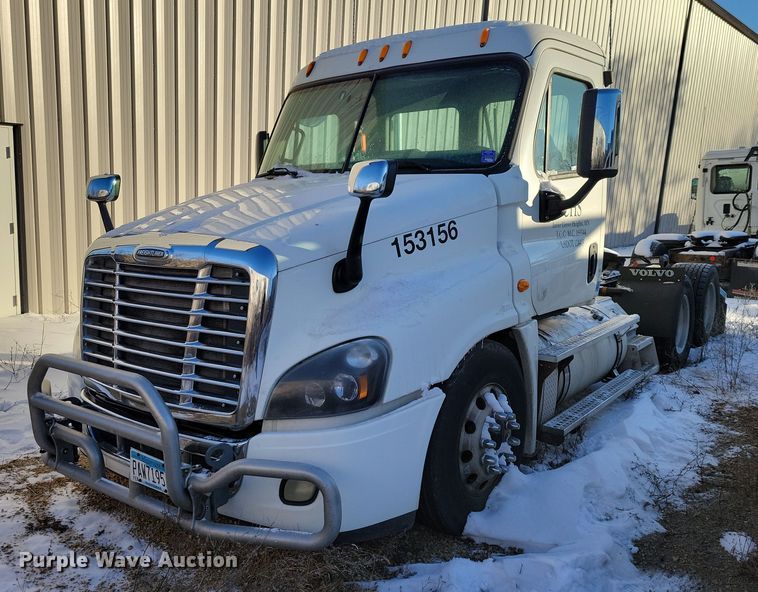 2015 Freightliner Cascadia semi truck - NO9928