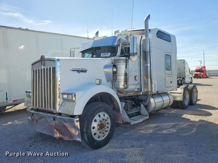 2002 Kenworth W900B semi truck - YA1269