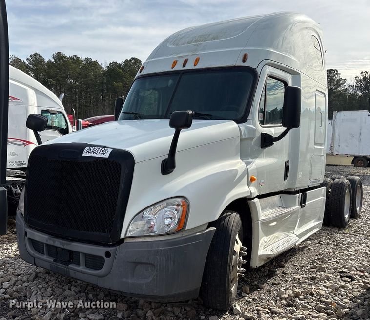 2014 Freightliner Cascadia semi truck - YA1288