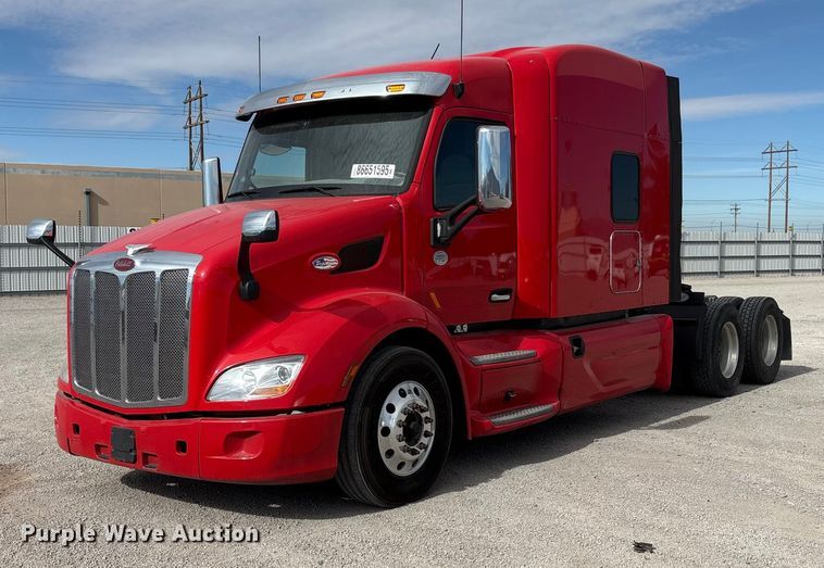 2019 Peterbilt 579 semi truck - YA1304
