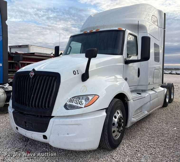 2019 International LT625 semi truck - YA1340