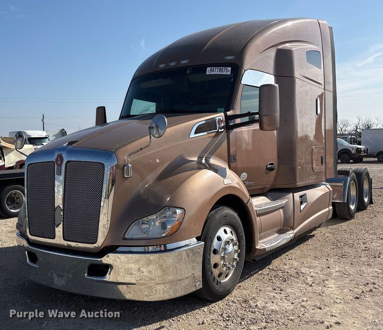 2015 Kenworth T680 semi truck - YA1679