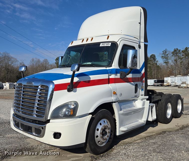 2017 Freightliner Cascadia semi truck - YA1712