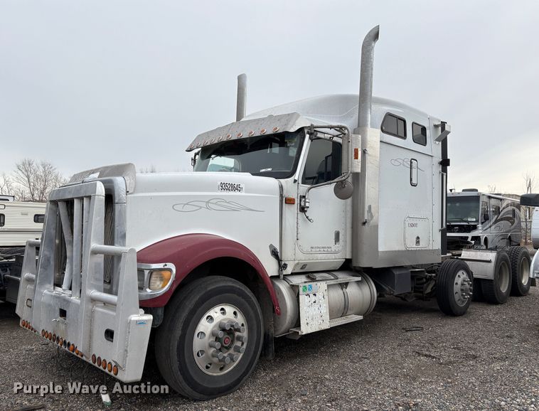 2005 International 9900i semi truck - YA1744
