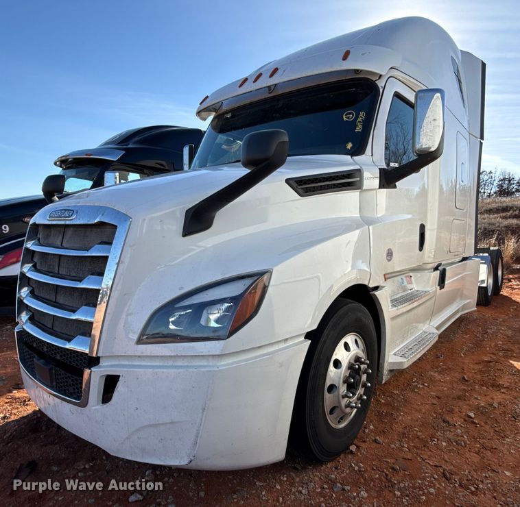 2018 Freightliner Cascadia semi truck - YA2008
