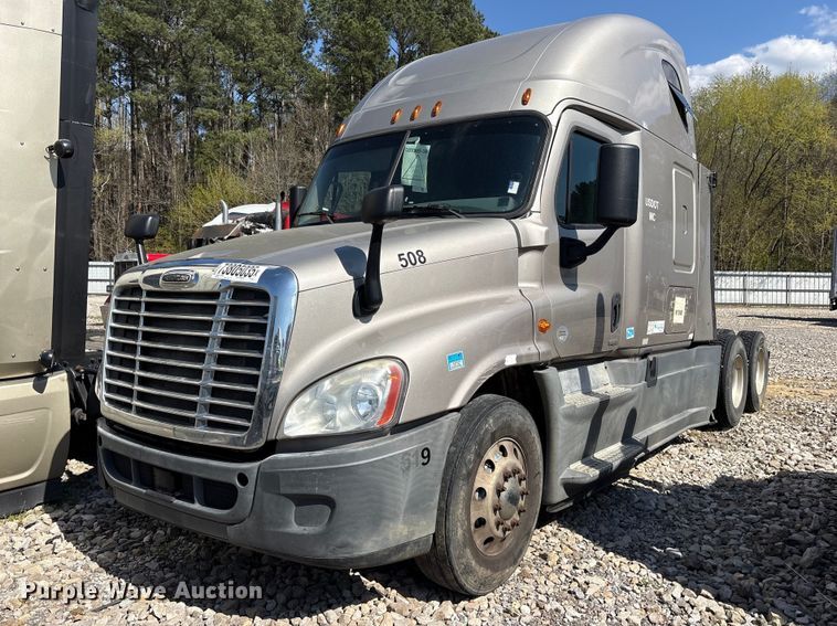 2017 Freightliner Cascadia semi truck - YA2077