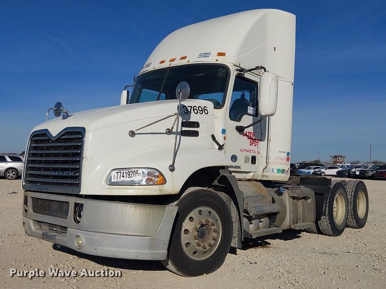 2014 Mack CXU613 semi truck - YA2492