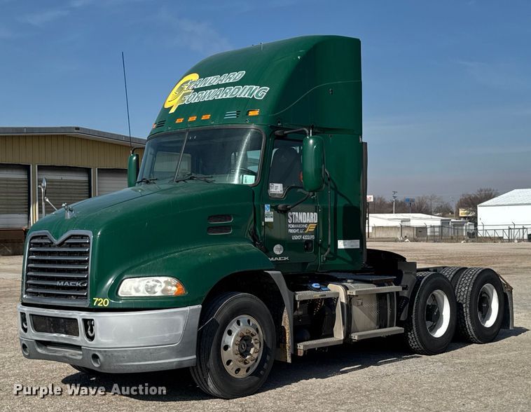 2016 Mack CXU613 semi truck - EA2318