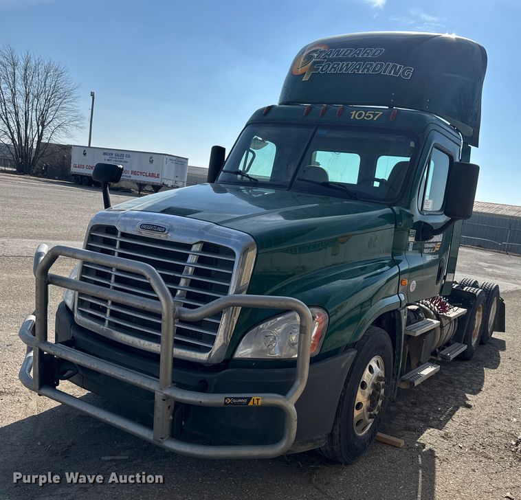 2017 Freightliner Cascadia 125 semi truck - EA2319