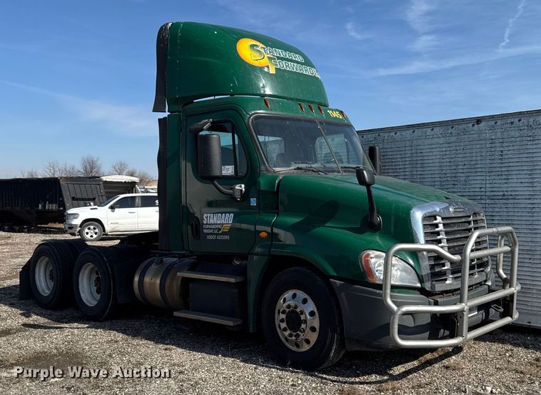 2017 Freightliner Cascadia 125 semi truck - EA2320