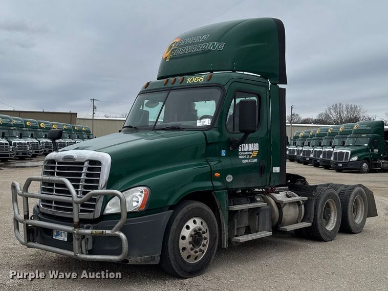 2017 Freightliner Cascadia semi truck - EF2452