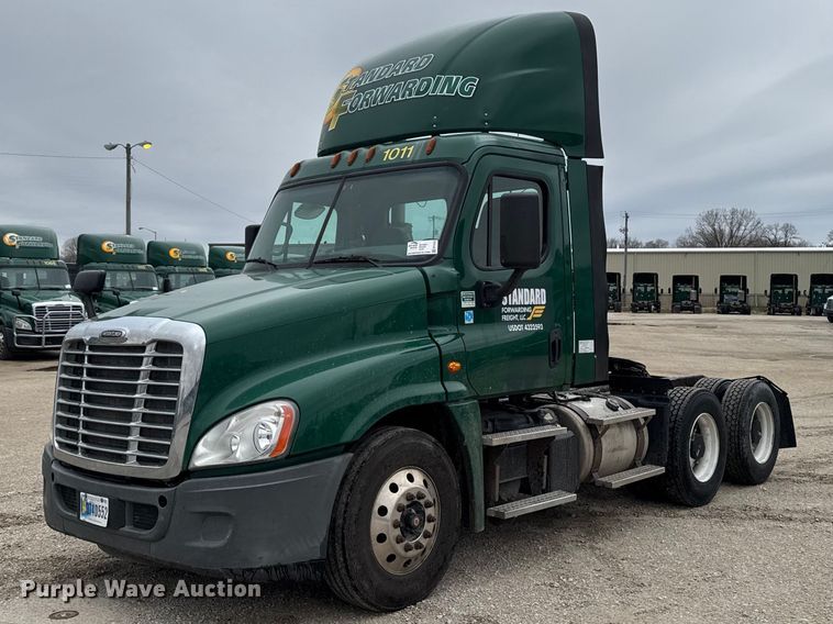 2017 Freightliner Cascadia semi truck - EF2453