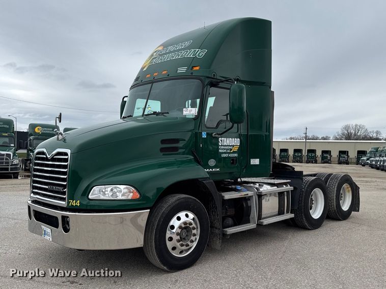 2016 Mack CXU613 semi truck - EF2454