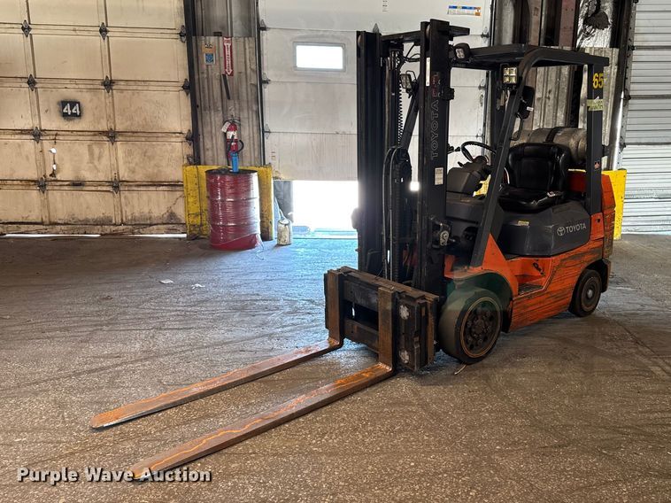 Toyota 7FGCU25 forklift - FB5529