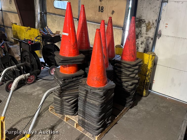 Approximately 150 traffic cones - FB5577