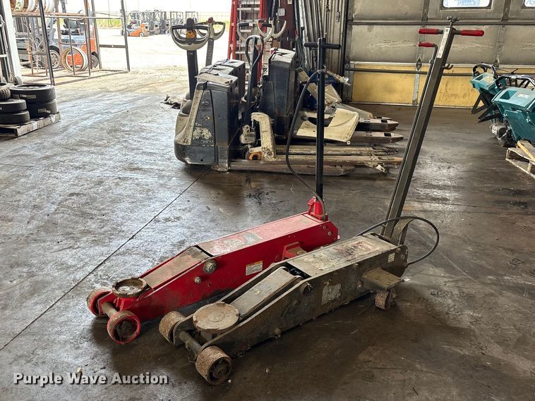 (2) air hydraulic jacks - FB5642