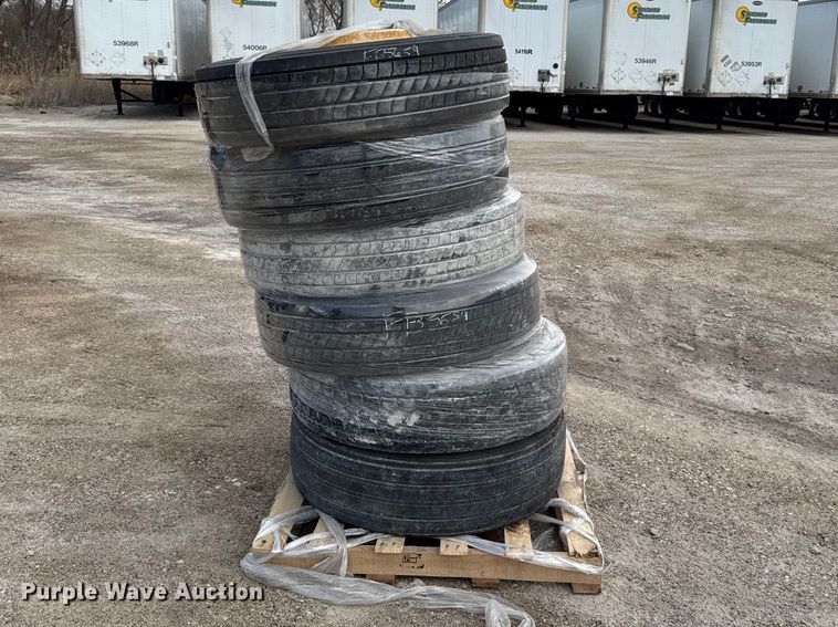 (6) 275/80R22.5 tires and wheels - FB5659