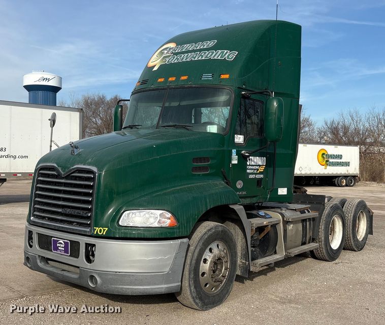 2016 Mack CXU613 semi truck - FG1002