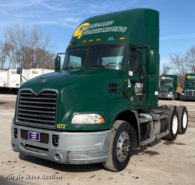 2016 Mack CXU613 semi truck - FG1008