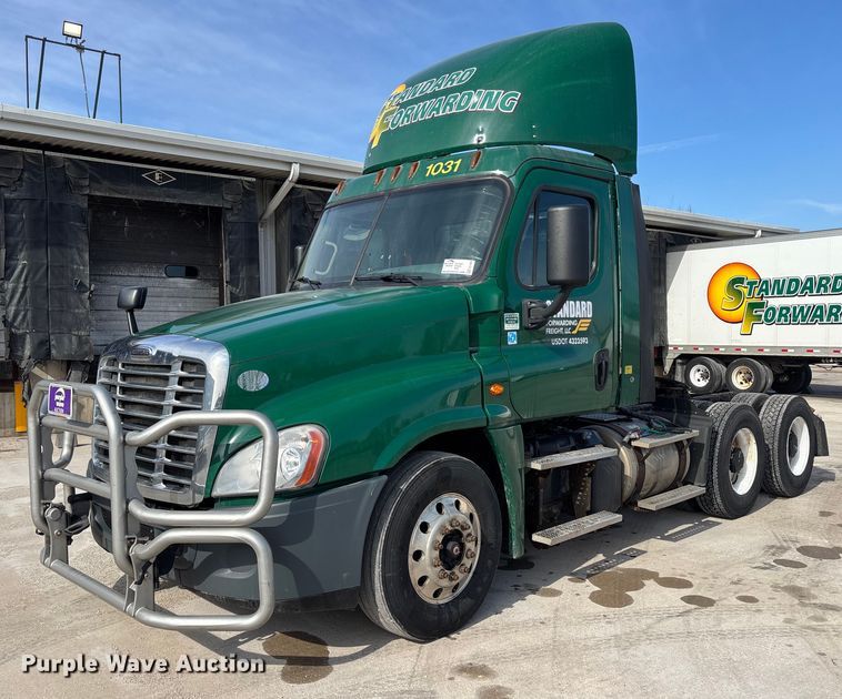 2017 Freightliner Cascadia 125 semi truck - FG1009