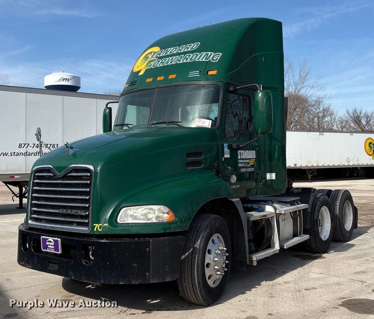 2016 Mack CXU613 semi truck - FG1010